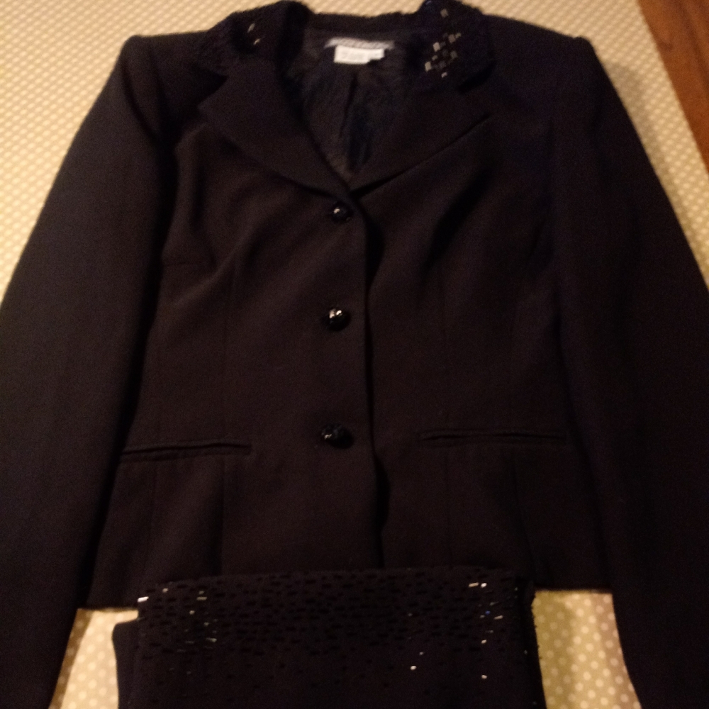 Maggie London, Two piece Skirt Suit